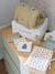 Coffret cadeau naissance 8 pièces : 1 hochet, 1 tapis à langer nomade, 5 lingettes, 1 pochette blanc imprimé+ocre+vert imprimé - vertbaudet enfant 