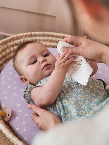 Le nettoyage de bébé avec des lingettes ou du coton