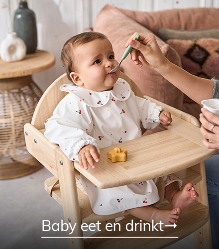 Baby eet en drinkt